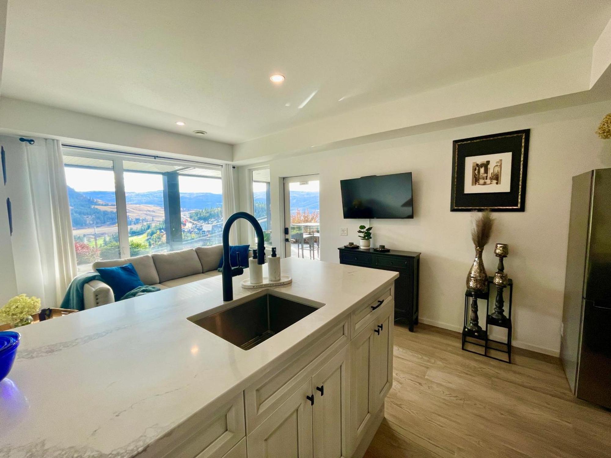 Beautiful Suite On Golf Course Kelowna Exterior foto